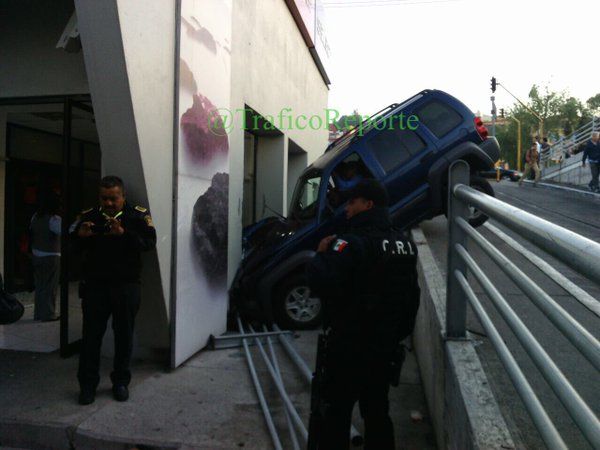 Vehículo impacta contra fachada de centro comercial en Tlalnepantla - camioneta-tlalnepantla-2