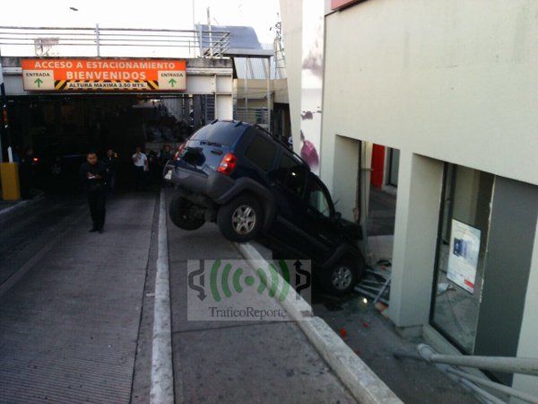 Vehículo impacta contra fachada de centro comercial en Tlalnepantla - camioneta-tlalnepantla-3