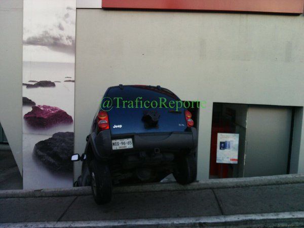 Vehículo impacta contra fachada de centro comercial en Tlalnepantla - camioneta-tlalnepantla-4