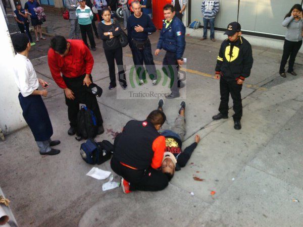 Vehículo impacta contra fachada de centro comercial en Tlalnepantla - camioneta-tlalnepantla-5