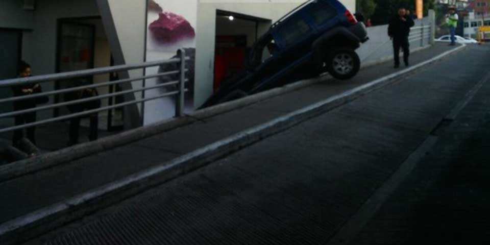 Vehículo impacta contra fachada de centro comercial en Tlalnepantla