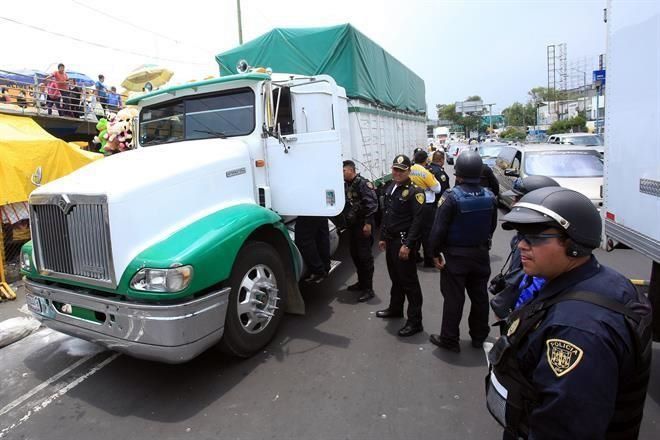 Conductor se fuga de policías y desata persecución - camión-persecución-
