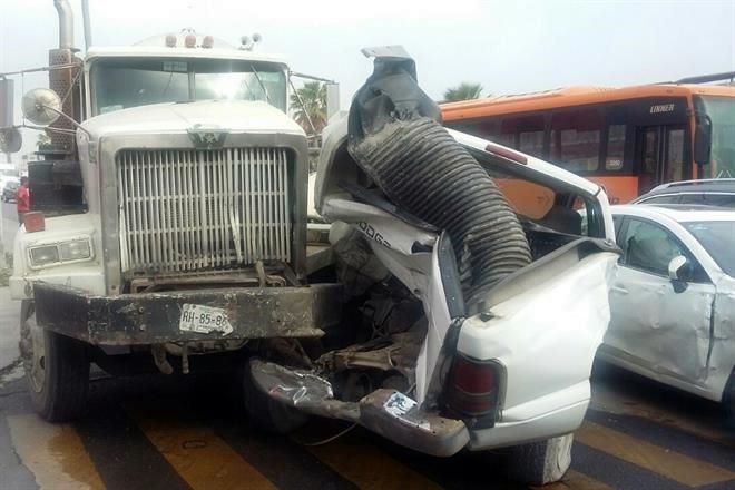 Pipa de agua choca contra cinco vehículos en Monterrey - camión-regio-3