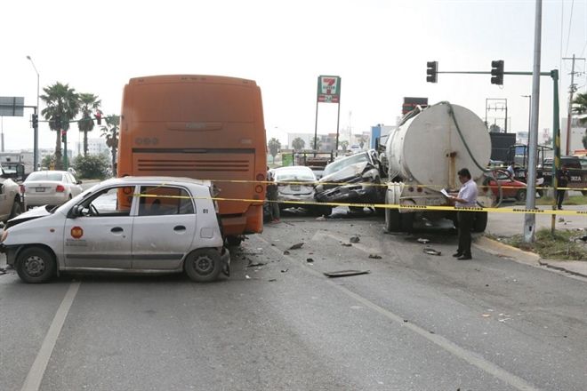 Pipa de agua choca contra cinco vehículos en Monterrey - camión-regio