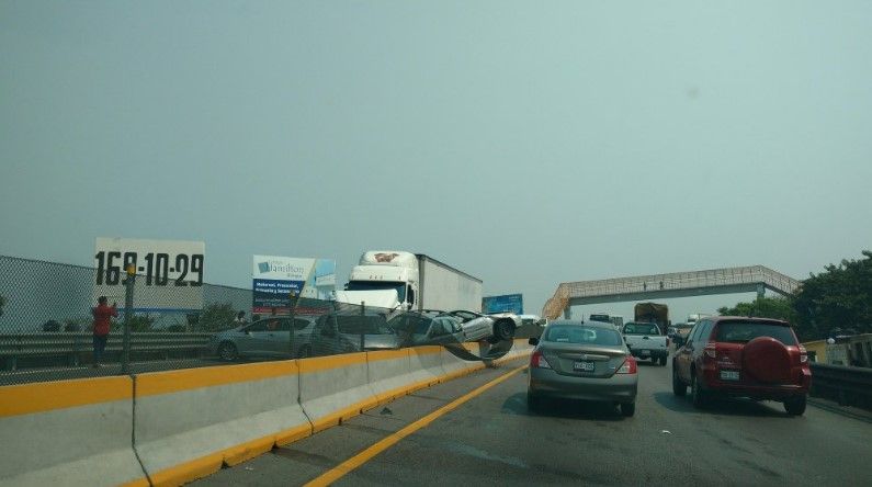 Chocan al menos 11 vehículos en la Autopista del Sol