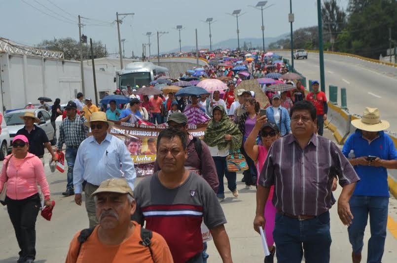 Liberan maestros la Autopista del Sol