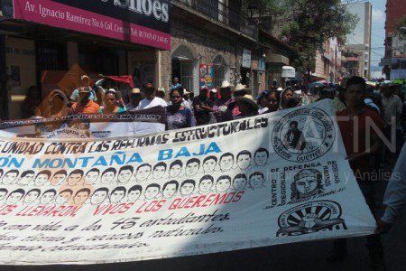 Maestros marchan y vandalizan oficinas de la secretaría de educación estatal