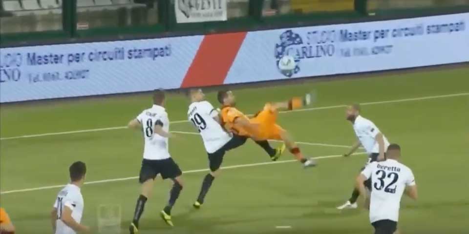 Video: una chilena que vale por un campeonato
