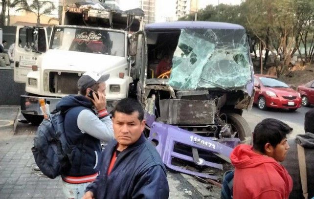Al menos 15 heridos por choque de transporte público