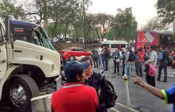 Al menos 15 heridos por choque de transporte público - choque-camion-quadratin2