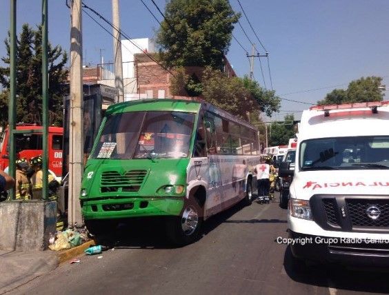 Tres heridos por choque de camión al sur de la Ciudad de México - choque-eje-6-sur-isabel-RedVialC