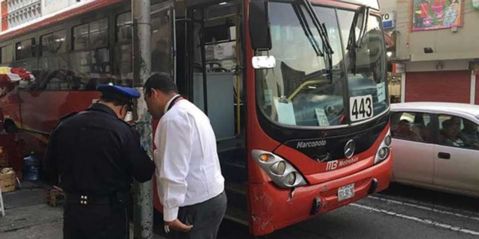 Choque de Metrobús deja un herido en el Centro