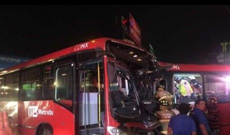Choque de Metrobús deja 25 heridos - choque-metrobus-29may-jesusdaza1138