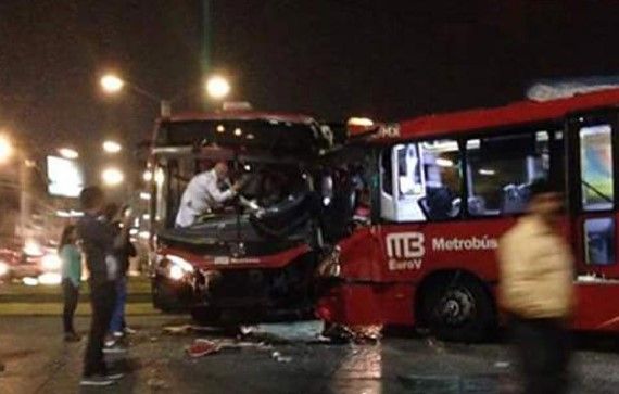 Choque de Metrobús deja 25 heridos