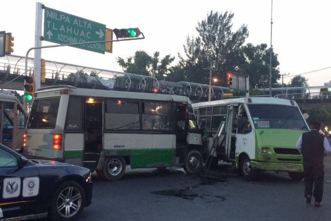 Dos heridos por choque de microbuses en Xochimilco
