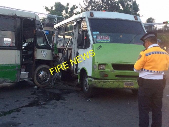 Dos heridos por choque de microbuses en Xochimilco - choque-microbuses-xochimilco-isidrocorro