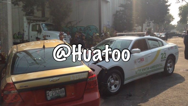 Choca patrulla de la SEDEMA contra un taxi y deja tres lesionados - choque-patulla-ambiental-taxi-Huatoo2