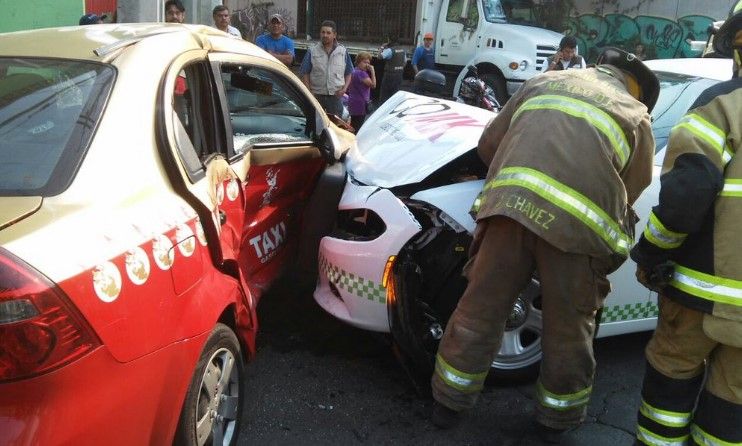 Choca patrulla de la SEDEMA contra un taxi y deja tres lesionados