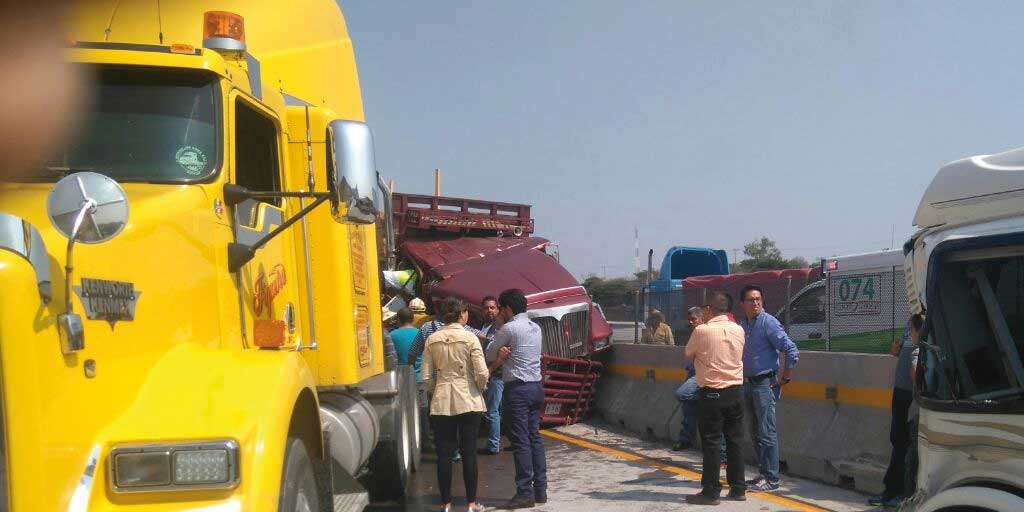 Chocan tres tráileres en la Autopista México-Querétaro