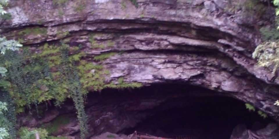 Lluvias atrapan a 19 personas en cueva de Kentucky