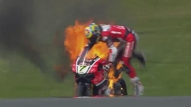 Video: moto se incendia durante práctica