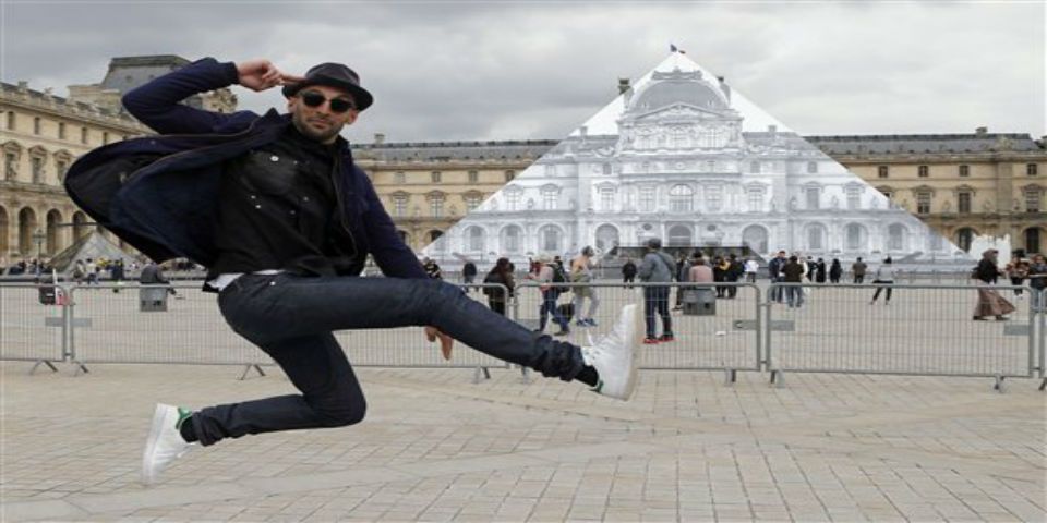 Artista desaparece la pirámide del Museo de Louvre