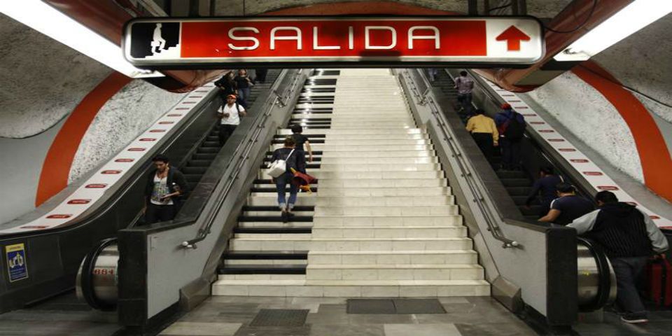 Niña queda atrapada en escaleras del Metro Polanco