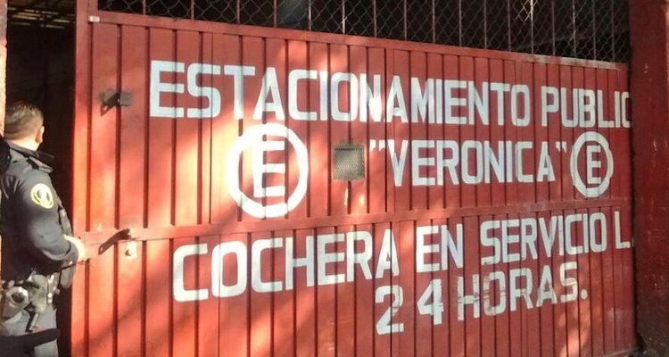 Encuentran cuerpo colgado en la colonia Verónica Anzúres - estacionamiento-