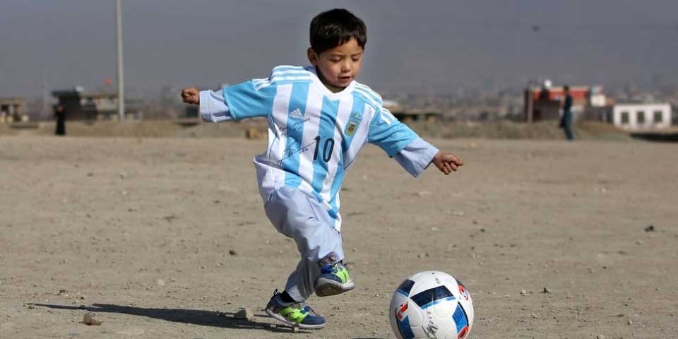 Pequeño fan de Messi deja Afganistán por amenazas Pequeño fan de Messi deja Afganistán por amenazas