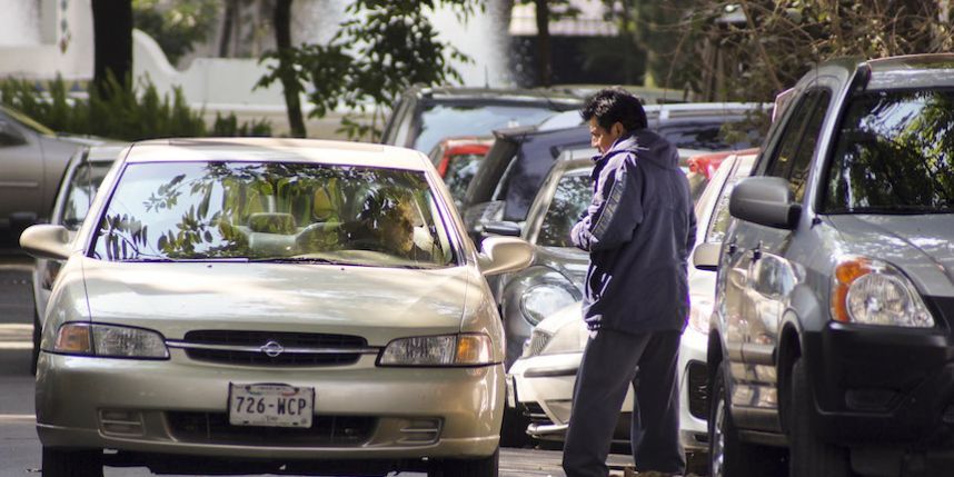 Franeleros ganan más que una persona con posgrado