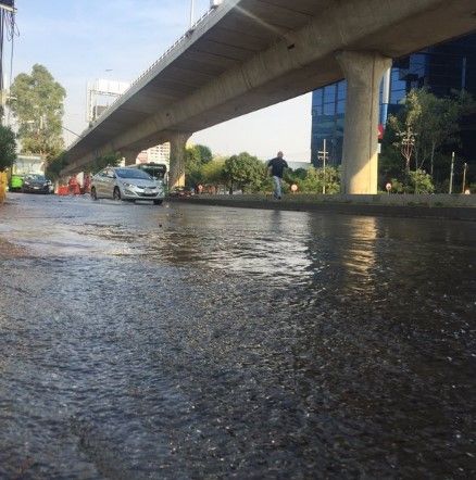 Fuga de agua causa tráfico en Periférico Sur