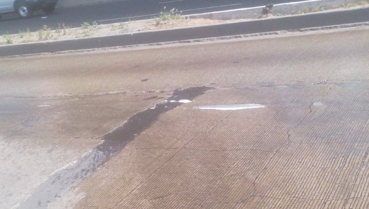 Fuga de agua causa tráfico en Periférico Sur - fuga-de-agua-periferico-bdelvallefarre1