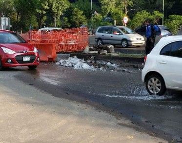 Fuga de agua causa tráfico en Periférico Sur - fuga-de-agua-periferico-lofthongloby