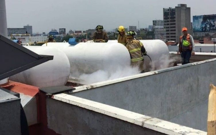 Controlan fuga de gas a un costado del metro Zapata