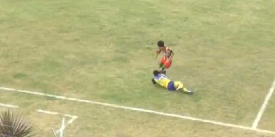 Video: futbolista muere tras rodillazo a la cabeza Video: futbolista muere tras rodillazo a la cabeza