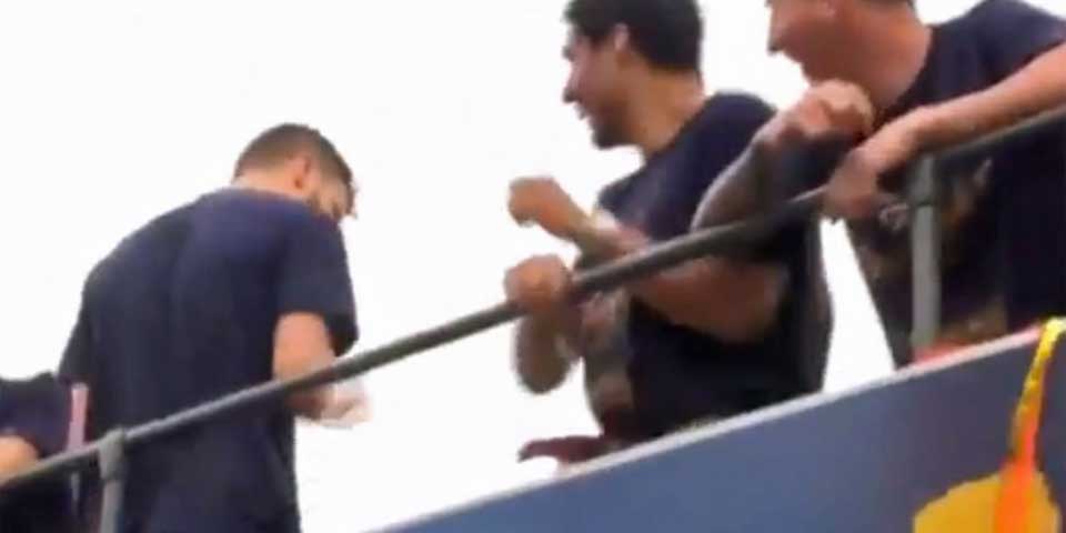 Piqué se burla de Cristiano Ronaldo en festejos del Barcelona