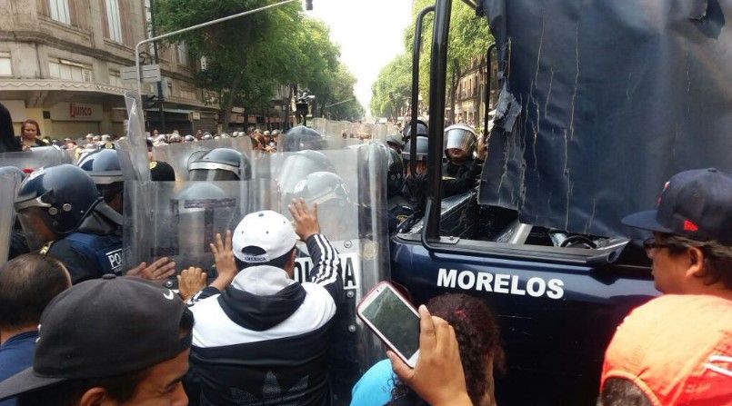Ambulantes se enfrentan contra granaderos en el Zócalo - granaderos-ambulantes-4may-24Horas