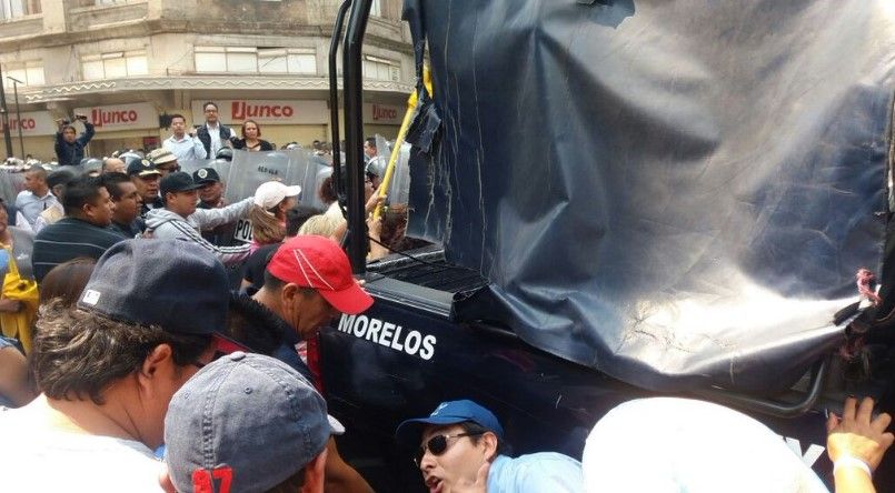Ambulantes se enfrentan contra granaderos en el Zócalo - granaderos-ambulantes-4may-internet