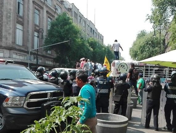 Ambulantes se enfrentan contra granaderos en el Zócalo