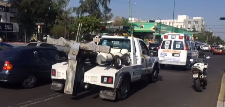 Grúa capitalina atropella a mujer de 50 años de edad