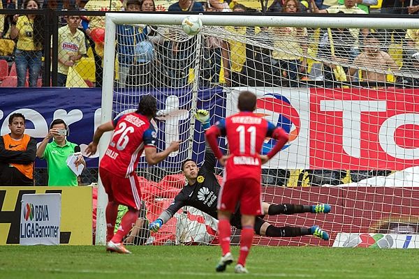 América elimina a Chivas y Pachuca deja fuera a Santos - gullit-pena