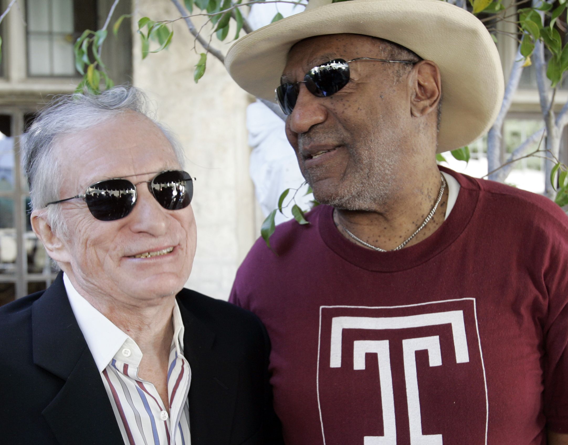 Nueva demanda contra Bill Cosby por abuso sexual involucra a Hugh Hefner - hefner-y-cosby-Internet