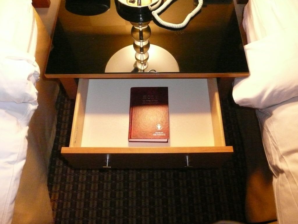 Diez cosas que los huéspedes se llevan de un hotel - hotel-biblia-1024x768