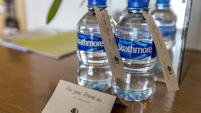 Diez cosas que los huéspedes se llevan de un hotel - hotel-botella-de-agua
