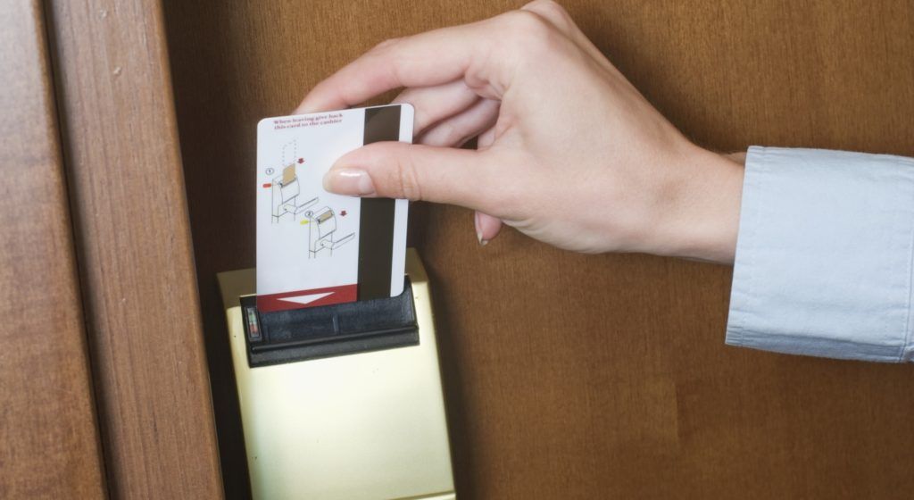 Diez cosas que los huéspedes se llevan de un hotel - hotel-llave-electronica-1024x560