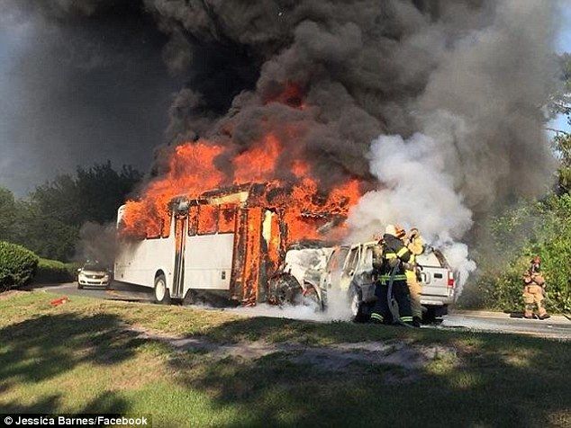 Vehículos se incendian tras choque cerca de parque de diversiones de Disney - incendio-Disney-Facebook-