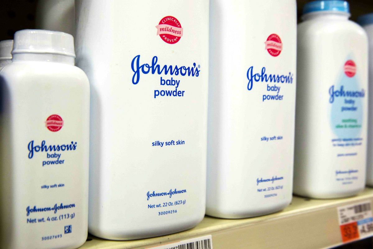 Imponen multa de 55 mdd a Johnson & Johnson por caso de cáncer
