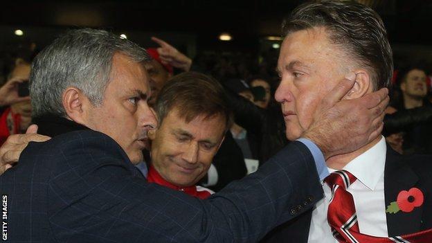 Manchester United destituye a Louis van Gaal - jose-mourinho-louis-van-gaal-getty