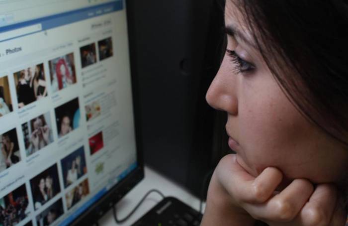 Los cambios que vienen en el muro de noticias de Facebook - joven-facebook