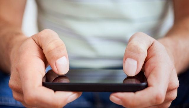 Uso de celular puede generar problemas en ojos, huesos y oído - juegos-celular